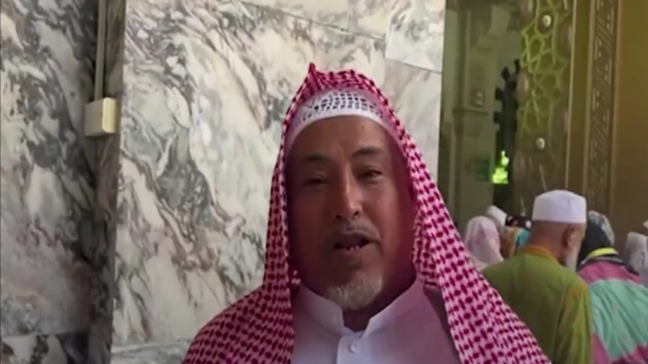 حارس أبواب المسجد الحرام : ما أبغى إلا الحرم هذي وظيفتي اللي أحبها (فيديو)