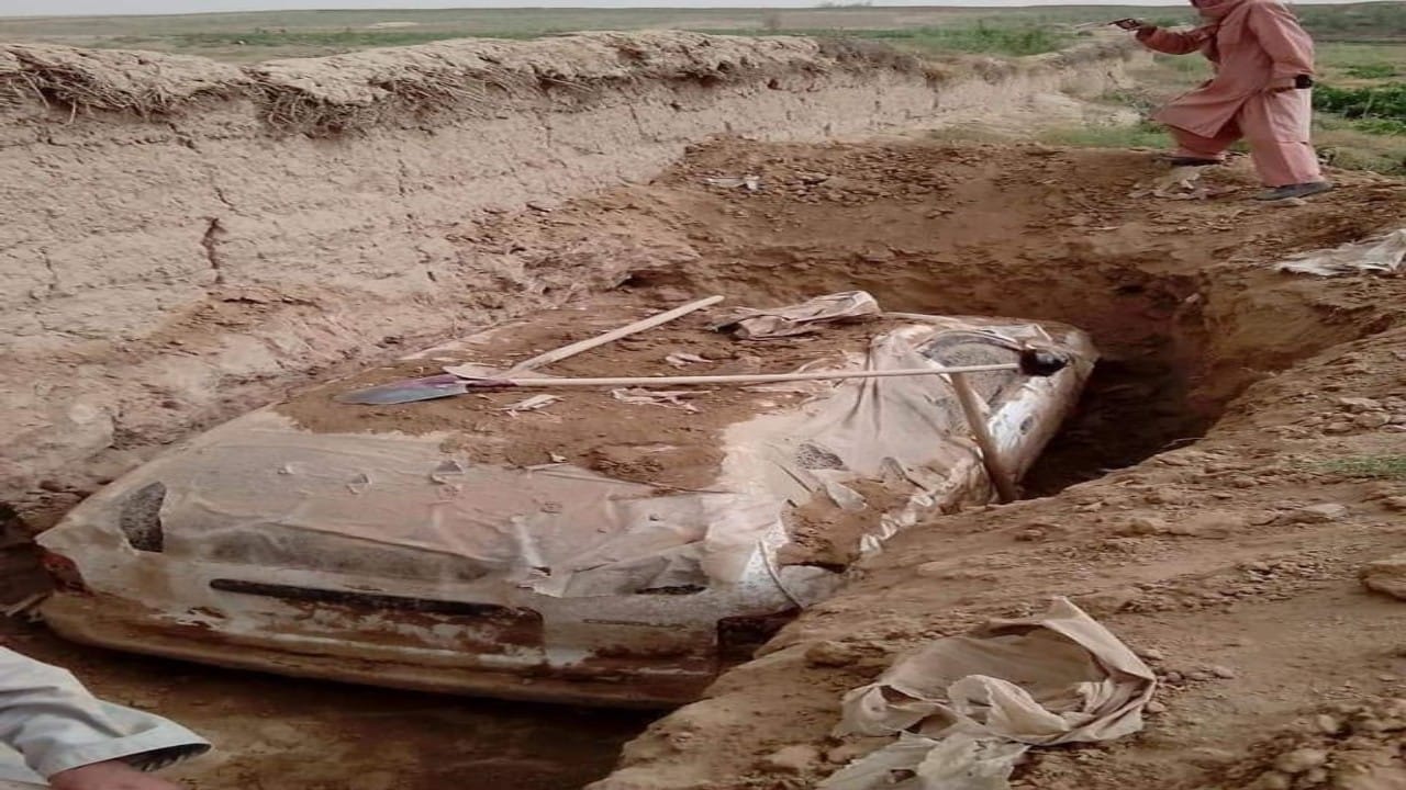 بالصور.. طالبان تخرج سيارة فرار الملا عمر بعد 21 عاما من دفنها