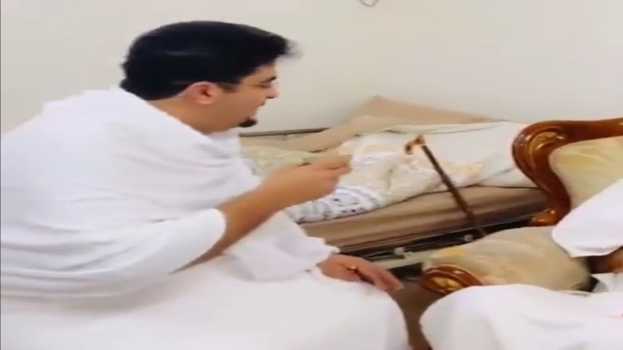 فيديو.. الأمير عبد العزيز بن فهد يزور سماحة مفتي المملكة بمخيمه في منى