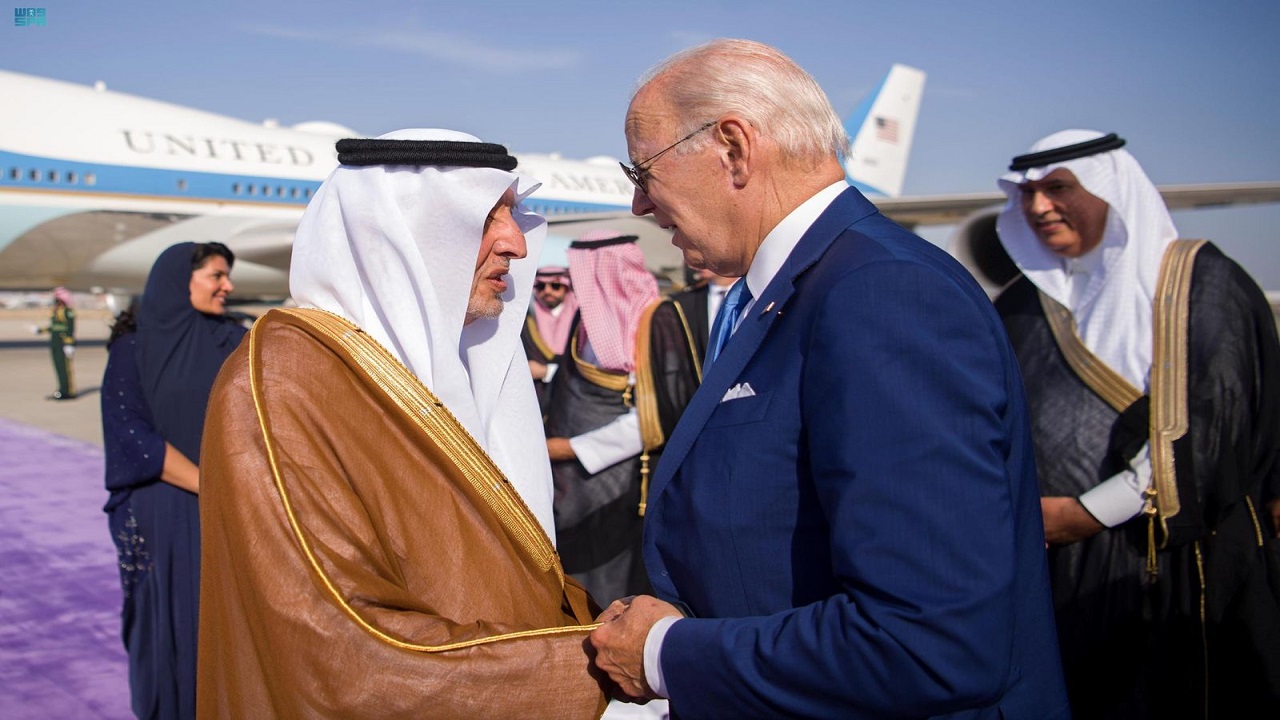 شاهد: أمير مكة يودع بايدن في مطار الملك عبدالعزيز الدولي بجدة 