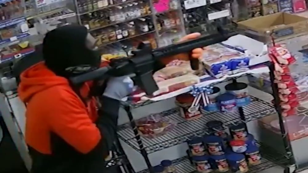 بالفيديو.. &#8220;مسن&#8221; يمنع عصابة مسلحة من سرقة متجره