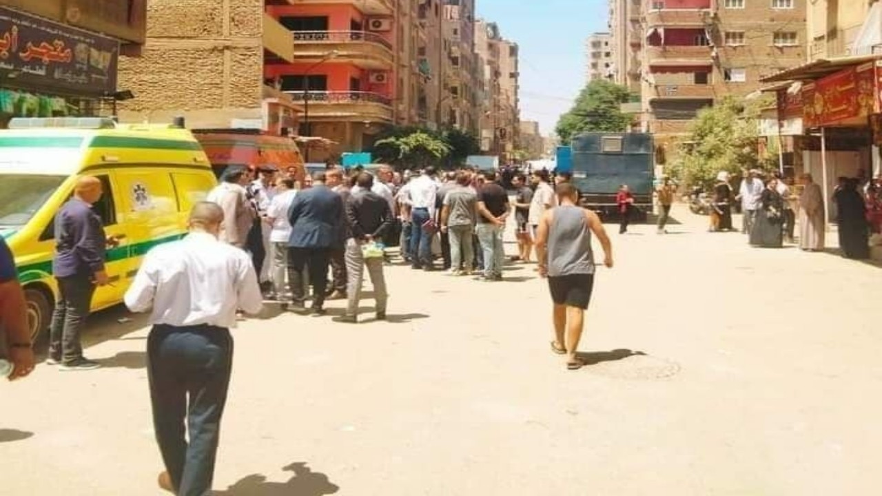 بالصور.. مصرع شخص وإصابة العشرات في حريق داخل كنيسة بمصر