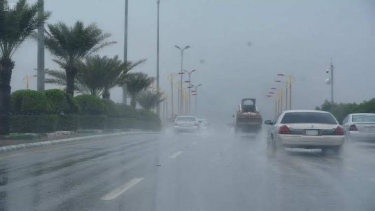 شاهد.. هطول أمطار غزيرة شمال شرق الطائف