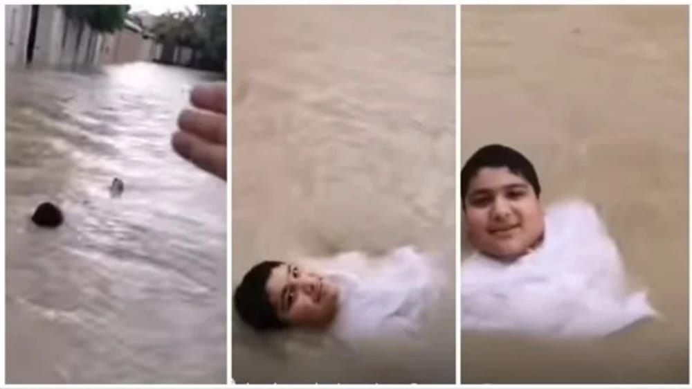 بالفيديو.. طفل يسبح على ظهره في سيول الإمارات