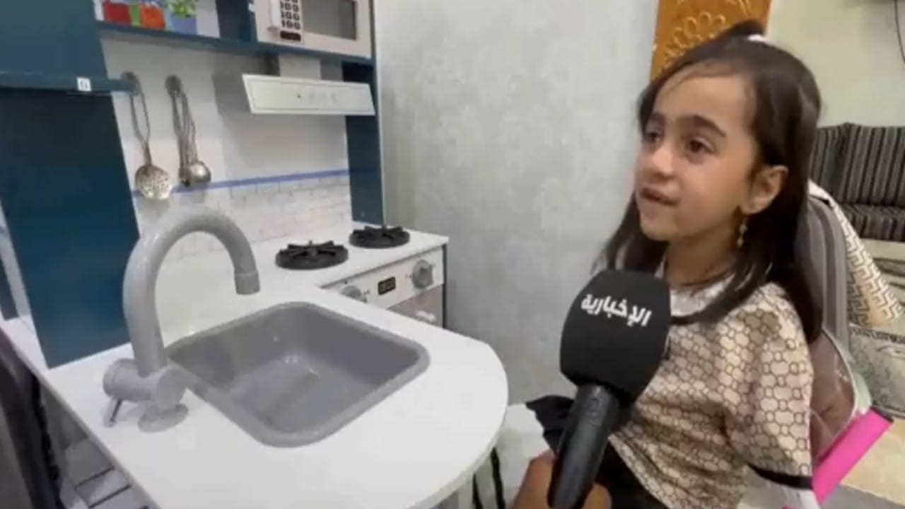 بالفيديو.. طفلة تتغلب على إعاقتها بعد ولادتها دون ذراعين في الأحساء