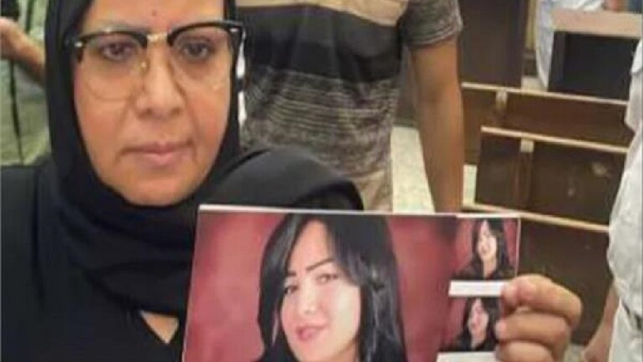 وضع والدة الإعلامية المصرية شيماء جمال داخل قفص الاتهام
