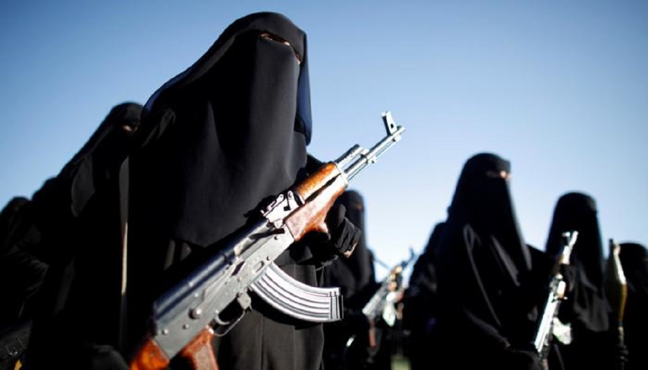 الحوثيات يضربن النساء بالبنادق إثر اقتحام قرية يمنية