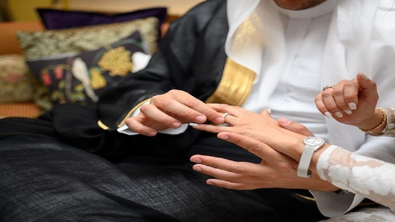 “الخضير” يوضح حكم لمس يد العروس عند تلبيسها دبلة الخطوبة