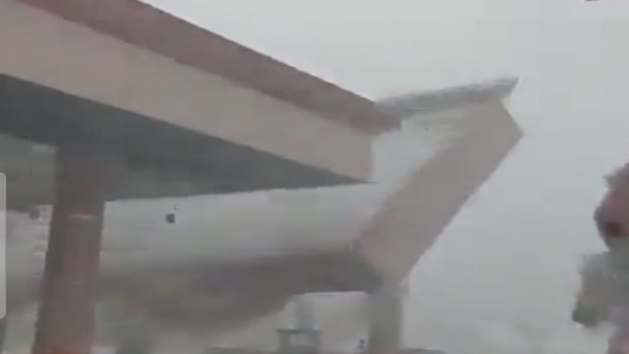 شاهد.. لحظة انهيار سقف محطة وقود في ضرما بسبب قوة الرياح 