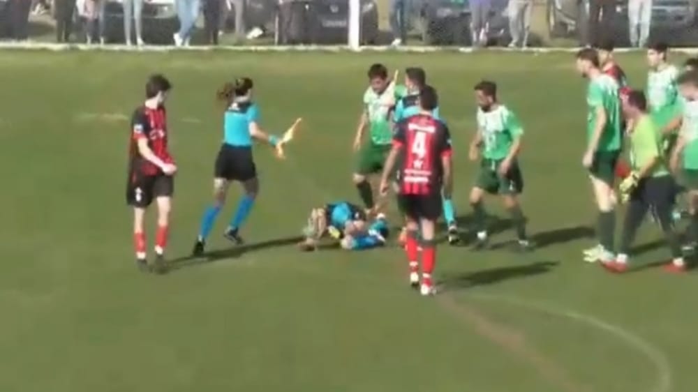 بالفيديو.. اعتداء لاعب على &#8220;حكمة&#8221; خلال مباراة كرة قدم