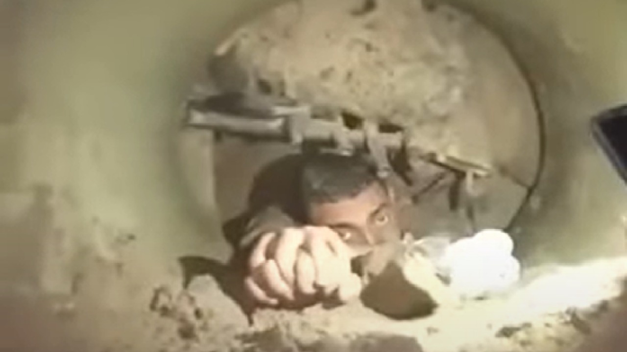بالفيديو.. منقب عن الآثار بمصر يسقط في حفرة عمقها 15 متراً