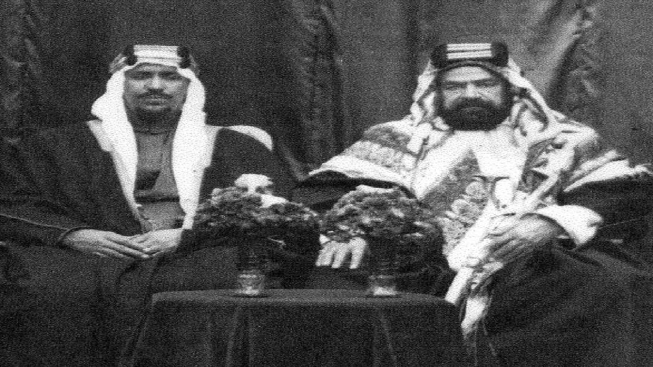 صورة قديمة للملك سعود مع حاكم البحرين