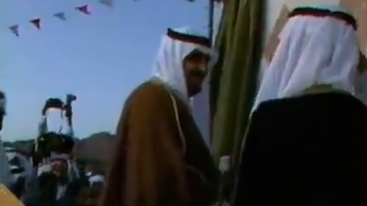 مقطع فيديو نادر للملك فهد أثناء افتتاح مجمع الملك فهد لطباعة الصحف