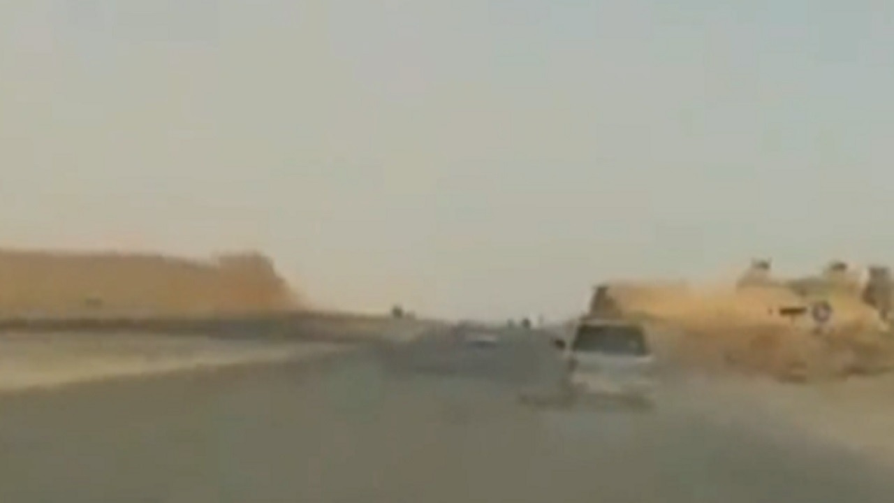 بالفيديو .. لحظة انقلاب مركبة على طريق الأمير فيصل بن بندر بالرياض