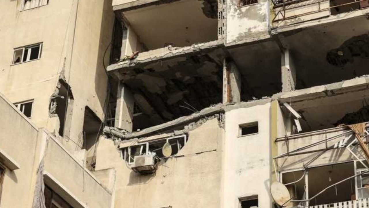 شاهد.. لحظة استهداف شقة قيادي بارز في حركة الجهاد بغزة