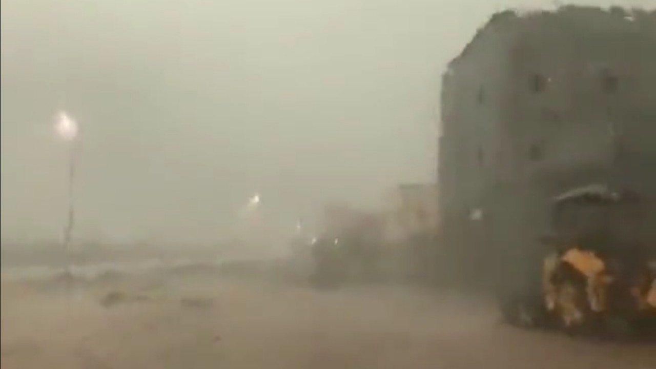 شاهد.. عاصفة أمطار غزيرة في فيفاء بجازان