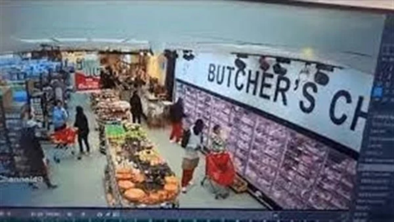 فيديو صادم لموظف حاول اختطاف رضيعة داخل متجر بجنوب أفريقيا
