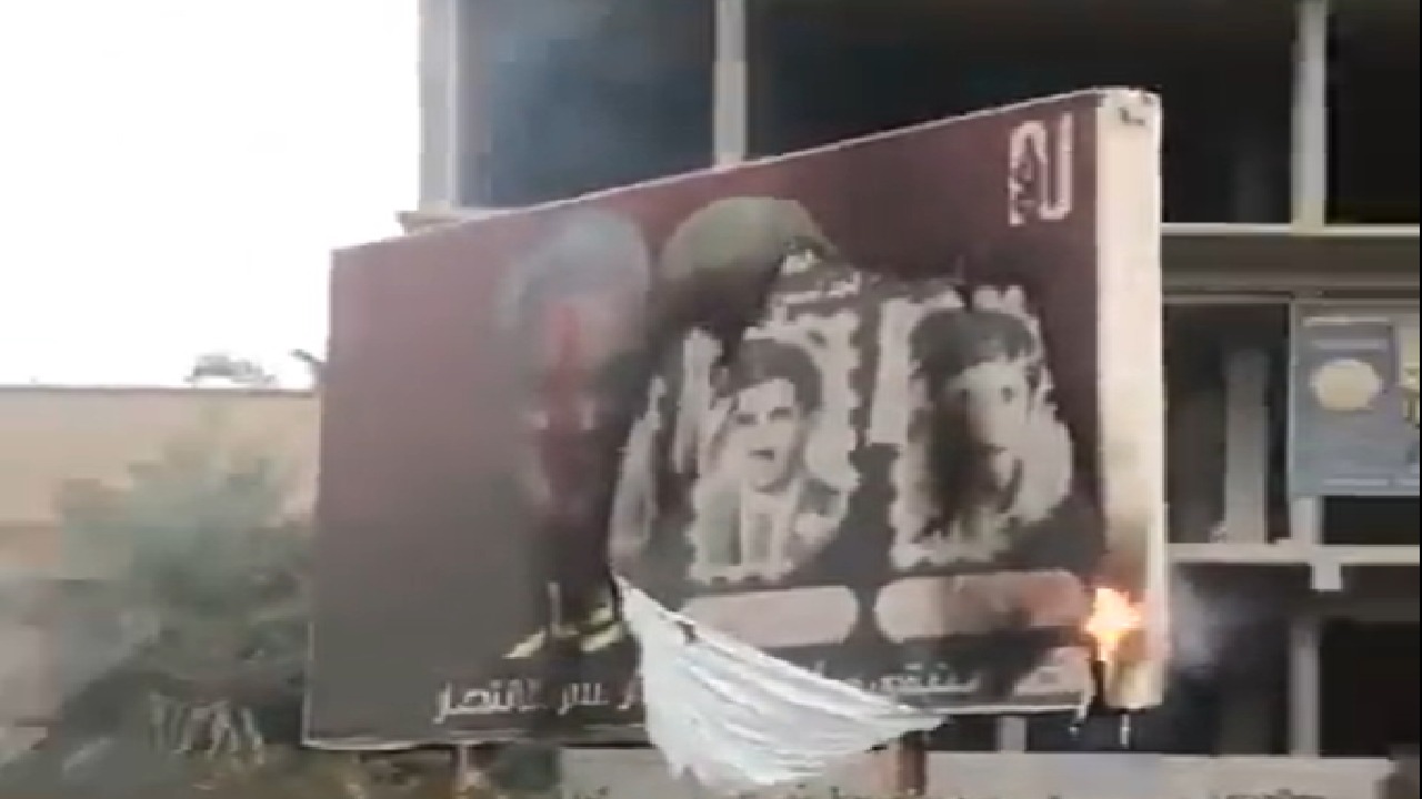 شاهد .. متظاهرون يحرقون صور قاسم سليماني وأبو مهدي المهندس في بغداد