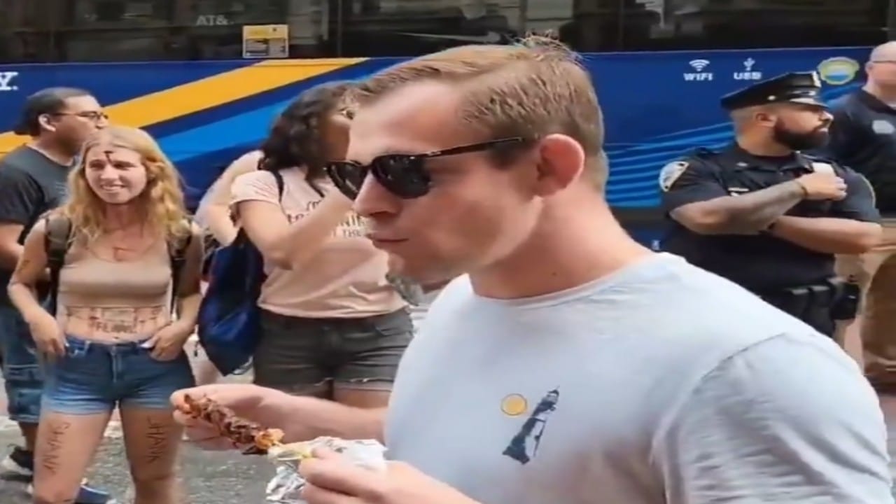 بالفيديو.. شخص يأكل الكباب في مظاهرة للنباتيين