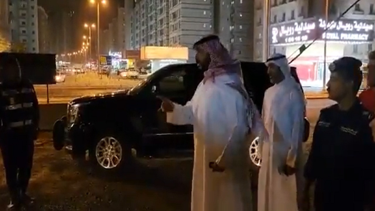 شاهد..وزير الداخلية الكويتي يقود حملة أمنية على أوكار الدعارة