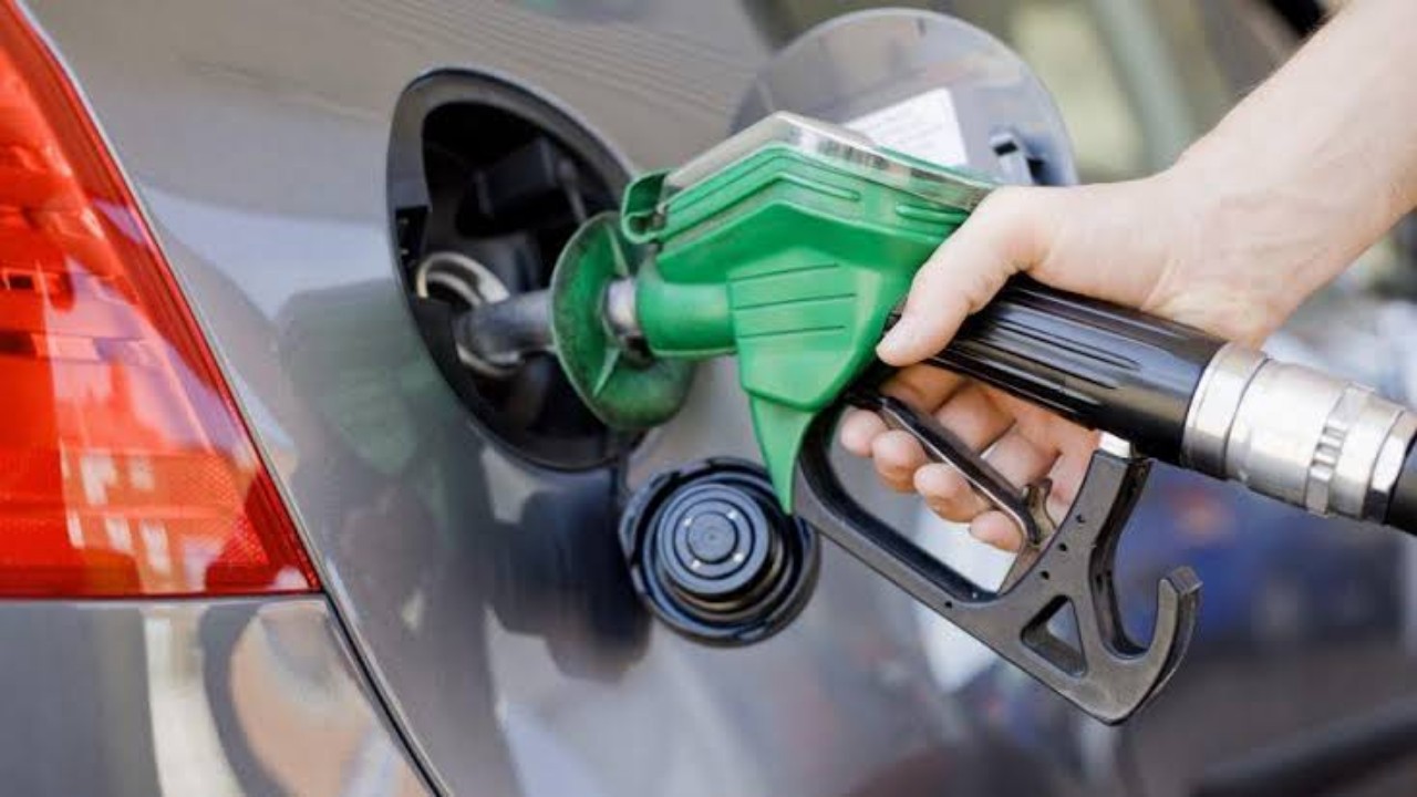 سبب اختلاف أماكن غطاء خزان الوقود في السيارات