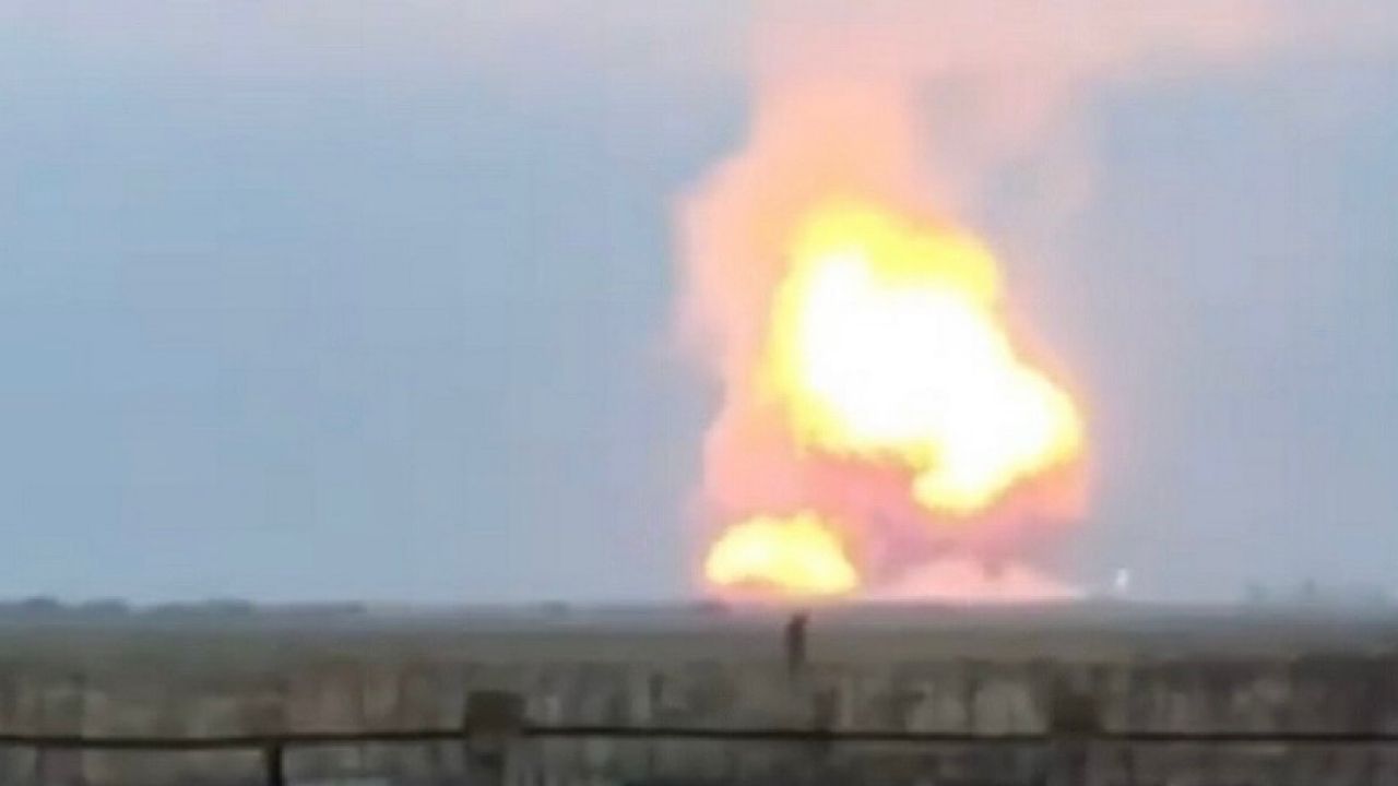بالفيديو.. انفجارات ضخمة بمستودع للذخيرة في شبه جزيرة القرم