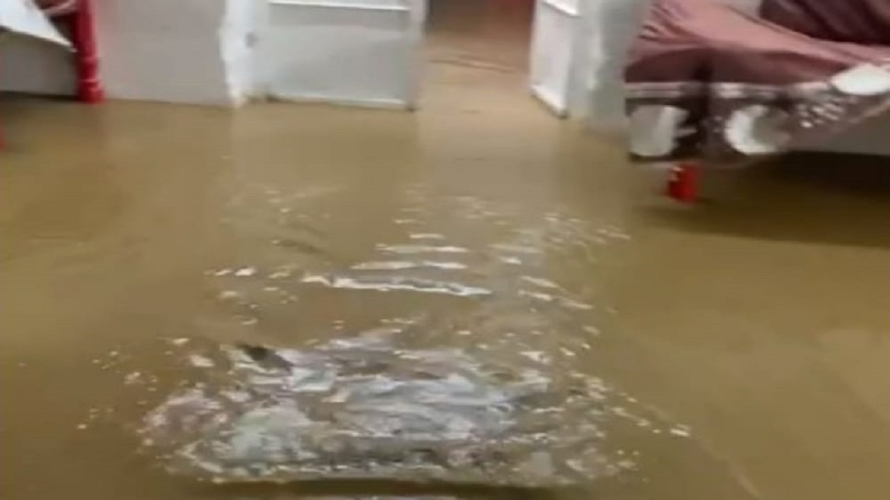 بالفيديو.. مياه السيول تداهم المنازل والطرقات في الدرب
