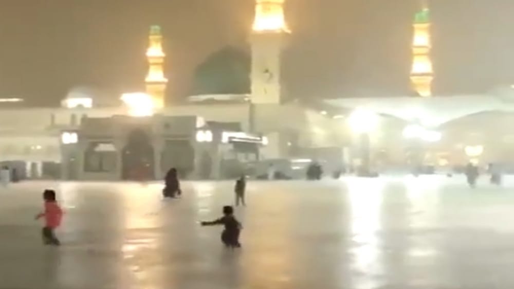 بالفيديو.. ابتهاج الأطفال بهطول الأمطار في ساحات المسجد النبوي