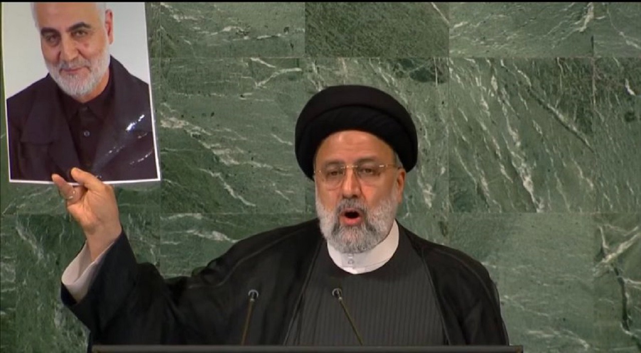 الرئيس الإيراني يرفع صورة الإرهابي قاسم سليماني بالأمم المتحدة