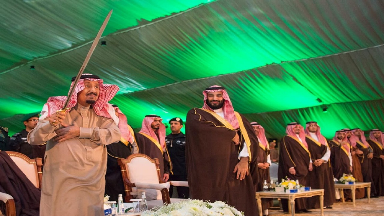 بالفيديو .. سبب تأثر الملك سلمان عند سماعه لأبيات العرضة السعودية