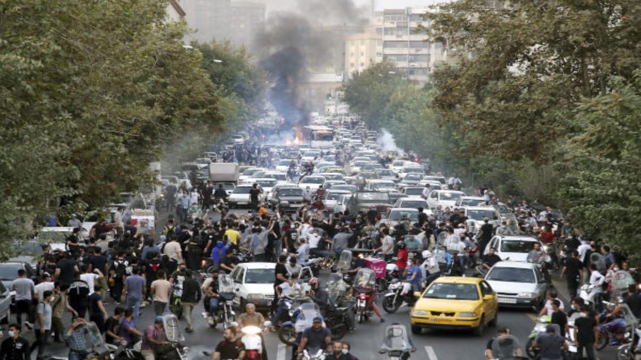 مقتل 50 شخصًا واعتقال المئات في تظاهرات إيران