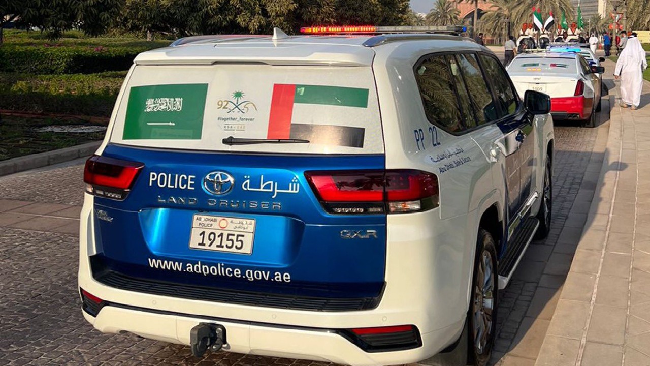 دوريات شرطة أبوظبي تتزين بشعار &#8220;معاً أبداً&#8221; احتفاءً باليوم الوطني