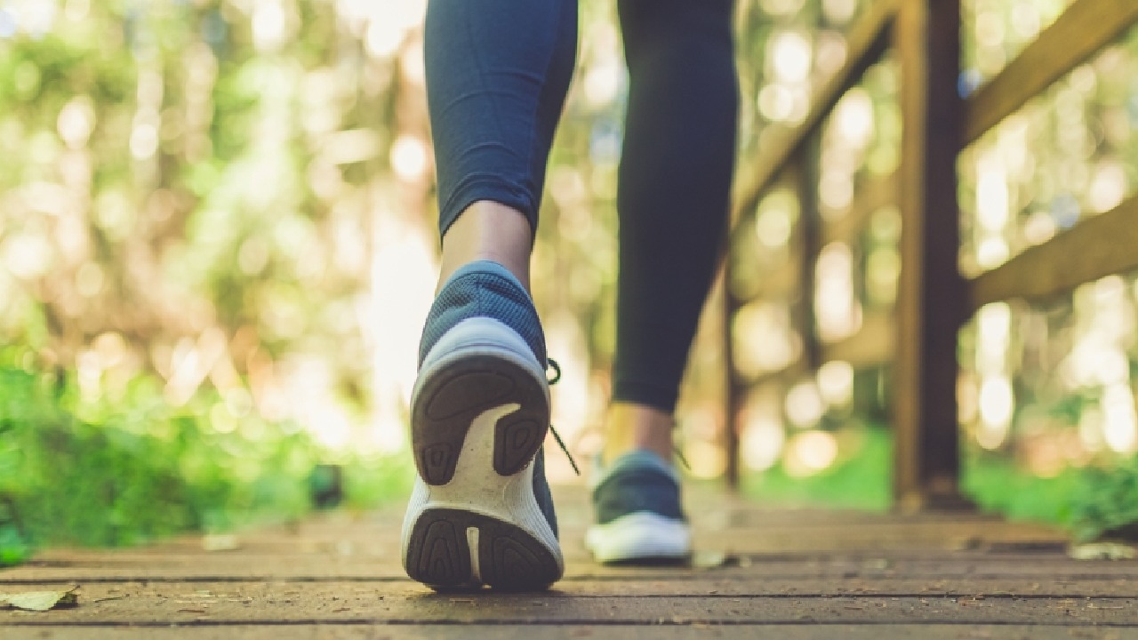 دراسة : المشي 5 دقائق بعد الأكل يقلل الإصابة بهذين المرضين