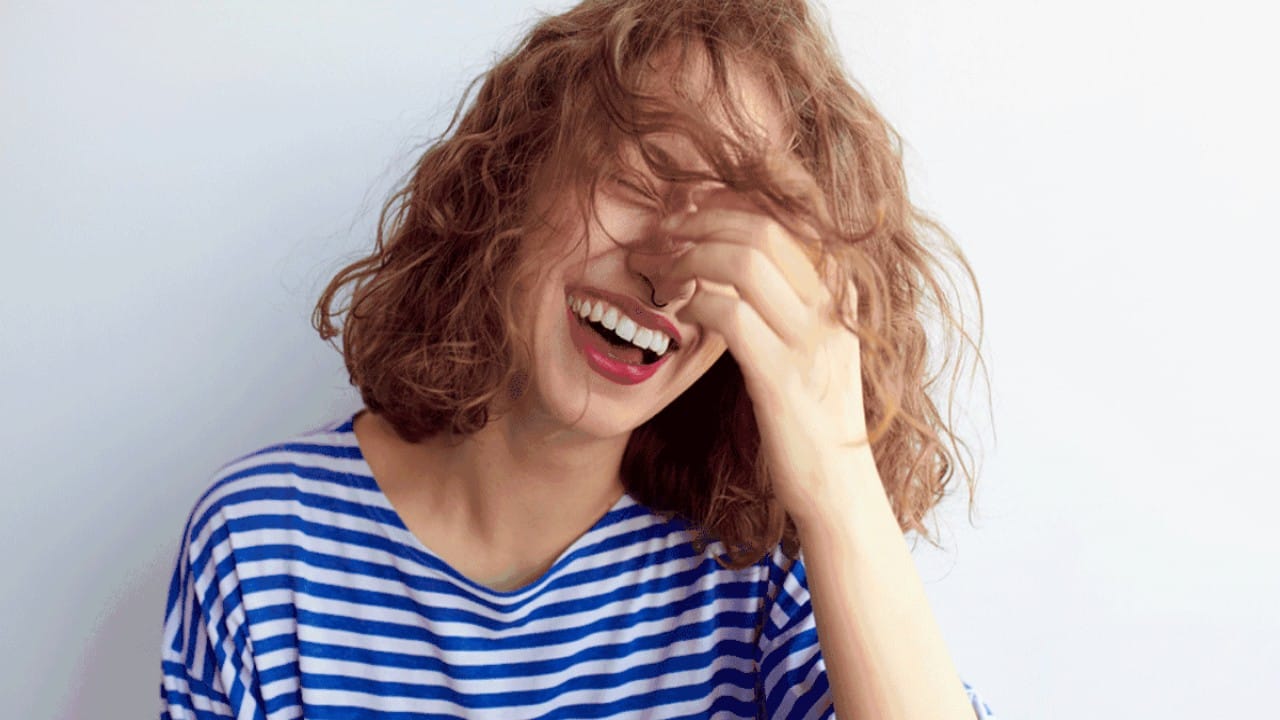 دراسة تكشف أسباب وأهمية الضحك
