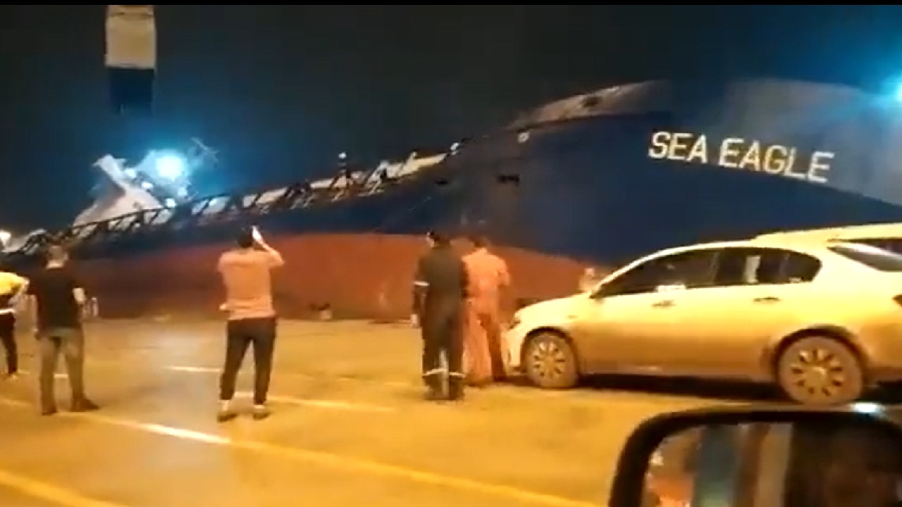 شاهد .. غرق سفينة شحن مصرية في ميناء إسكندرون بتركيا