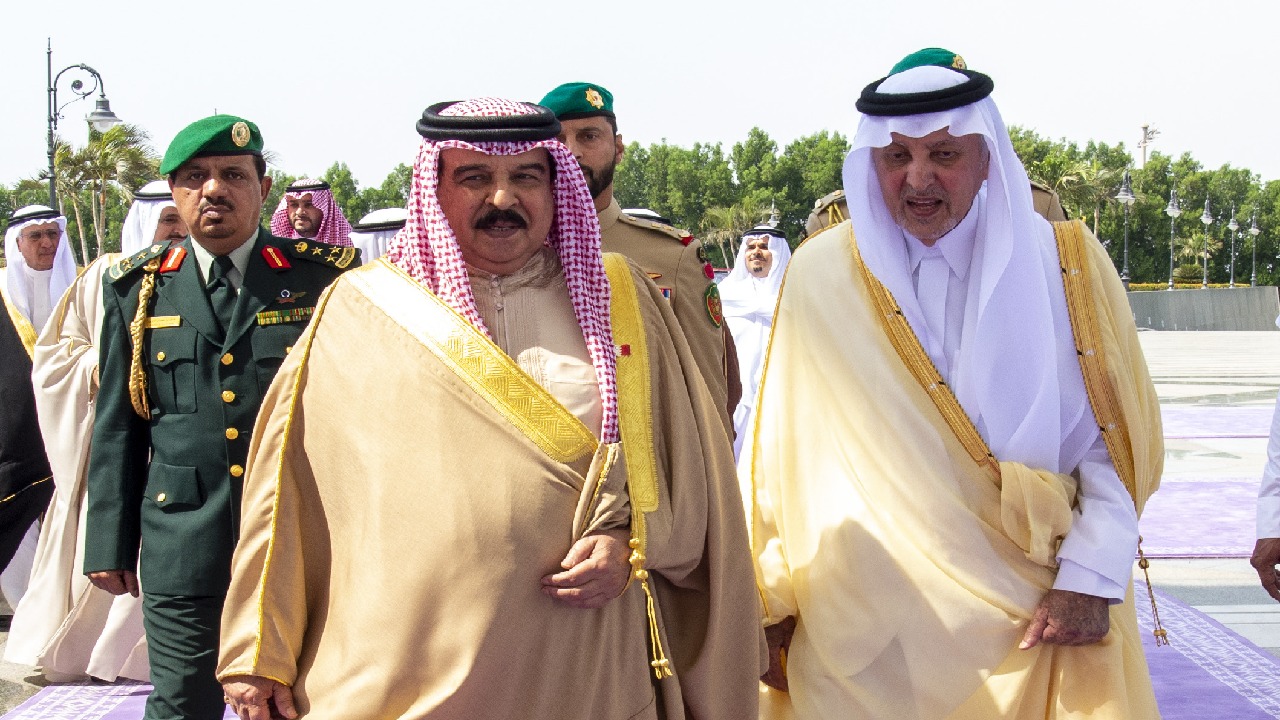 بالفيديو .. أمير مكة يستقبل ملك البحرين عند وصوله جدة في زيارة للمملكة