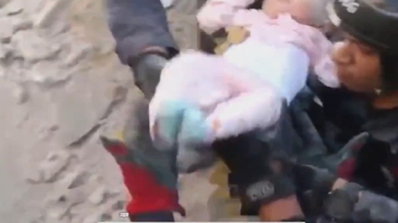 بالفيديو .. لحظة إخراج الطفلة الرضيعة من تحت أنقاض المبنى المنهار بعمّان