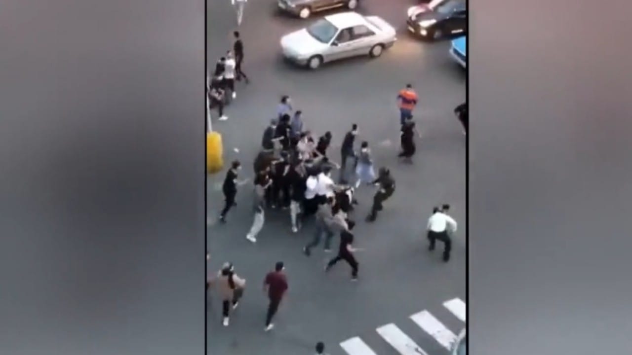 بالفيديو.. متظاهرون في شيراز يشتبكون مع الأمن الإيراني