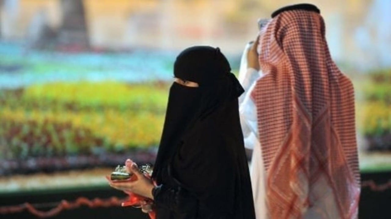 مستشار أسري يوضح طرائف الزوجات الموظفات في التعامل مع رواتبهن