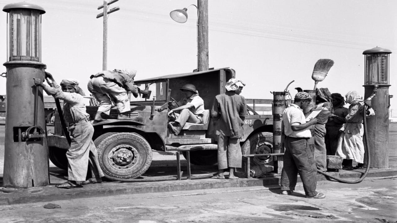 صورة نادرة لمحطة وقود بالظهران قبل 75 عامًا