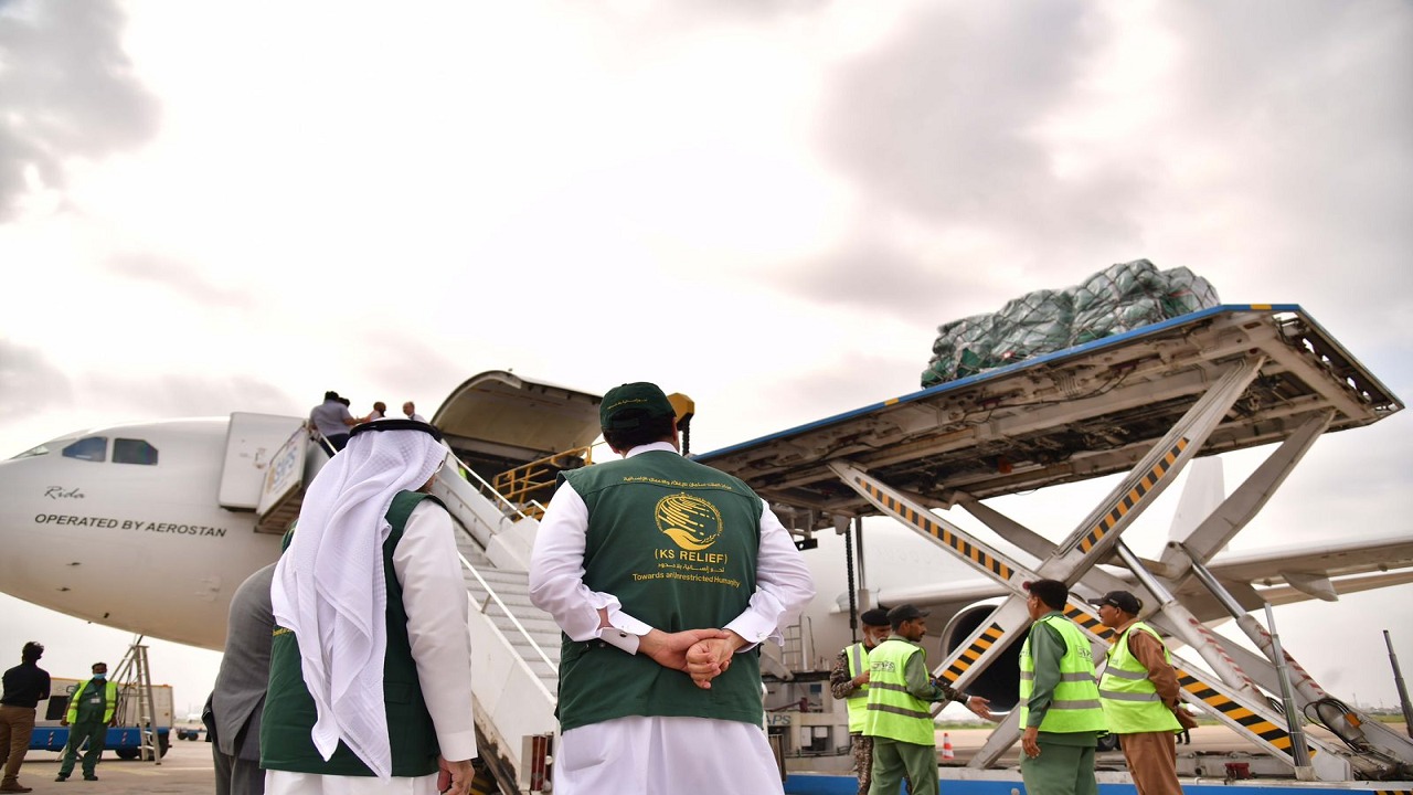 بالصور .. وصول الطائرة الإغاثية الثالثة من المملكة لمساعدة متضرري السيول في باكستان