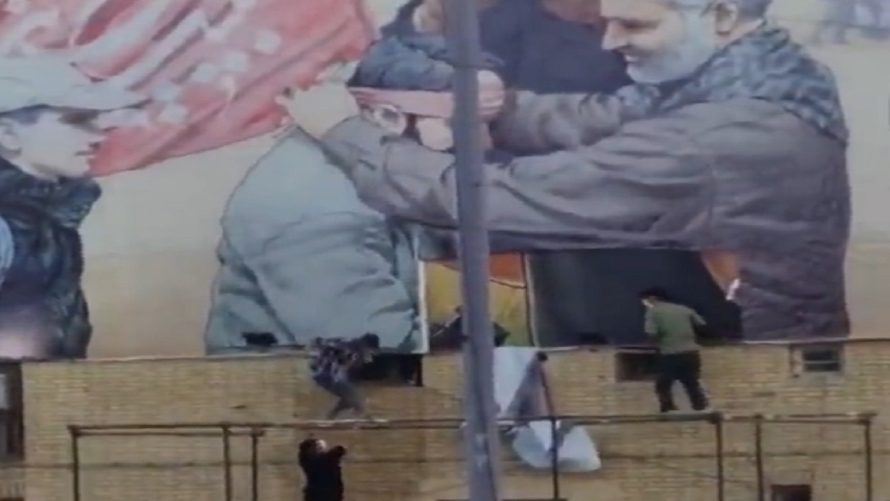 بالفيديو.. متظاهرين يحرقون ملصق ضخم لصورة قاسم سليماني في إيران