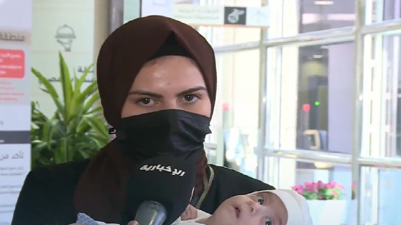 بالفيديو .. والدة التوأم السيامي العراقي تصف مشاعرها لحظة وصولهم للمملكة