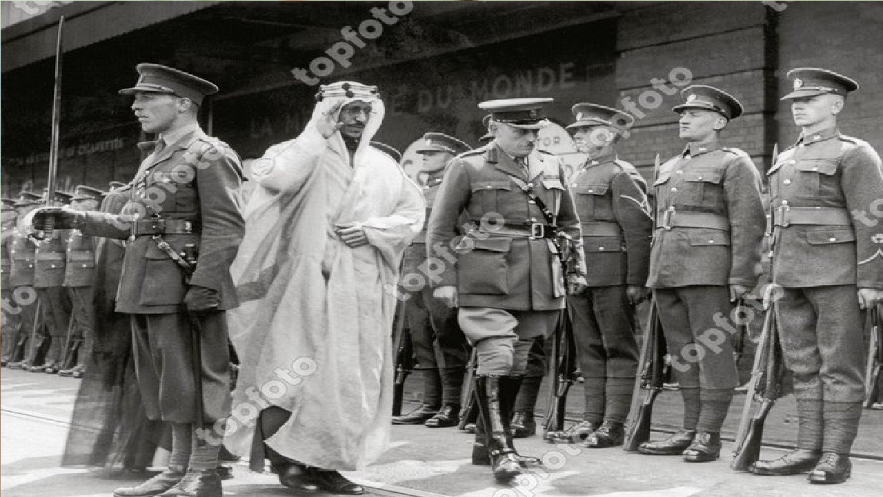 صورة تاريخية للملك سعود لدى وصوله لإنجلترا