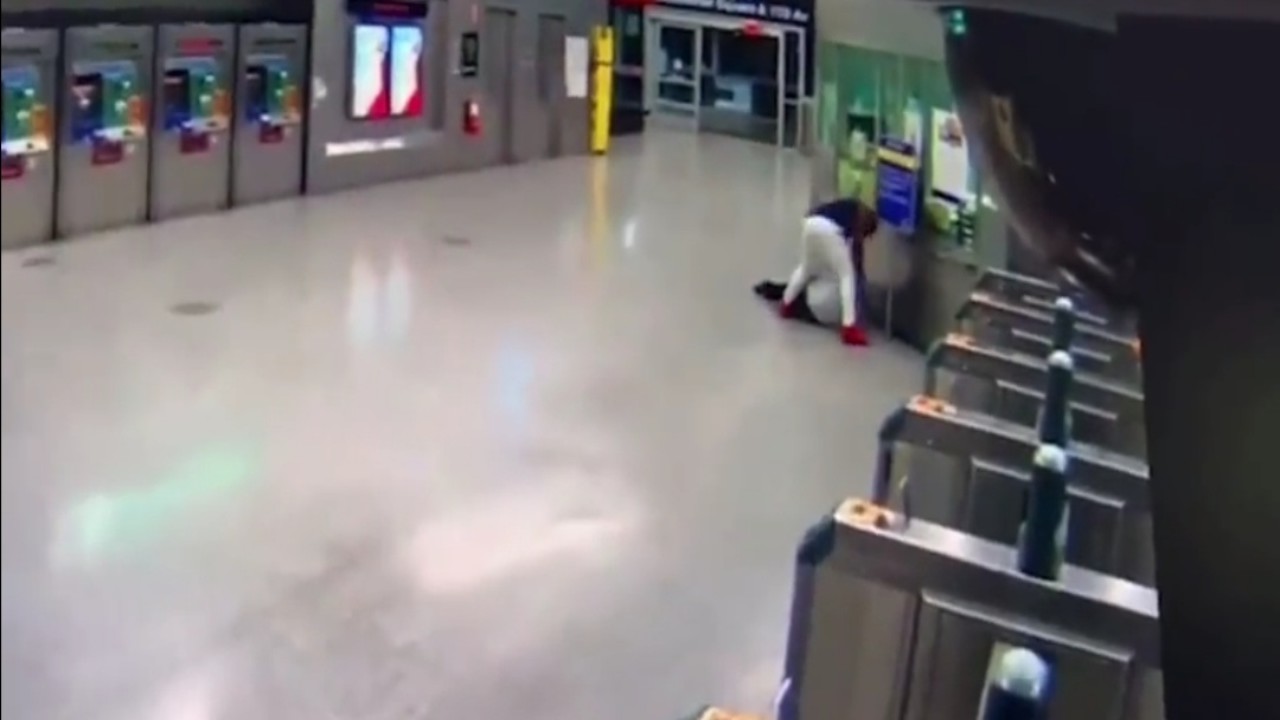 شاهد.. شخص يضرب امرأة بوحشية داخل مترو أنفاق