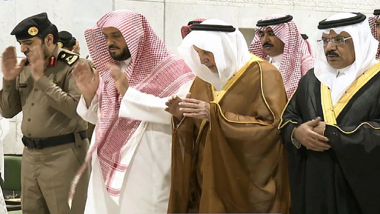 أمير مكة المكرمة يؤدي صلاة الميت على الأمير عبدالكريم بن سعود