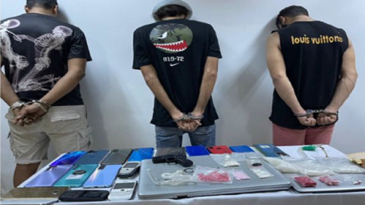 ضبط 3 أشخاص بحوزتهم مواد مخدرة في جدة