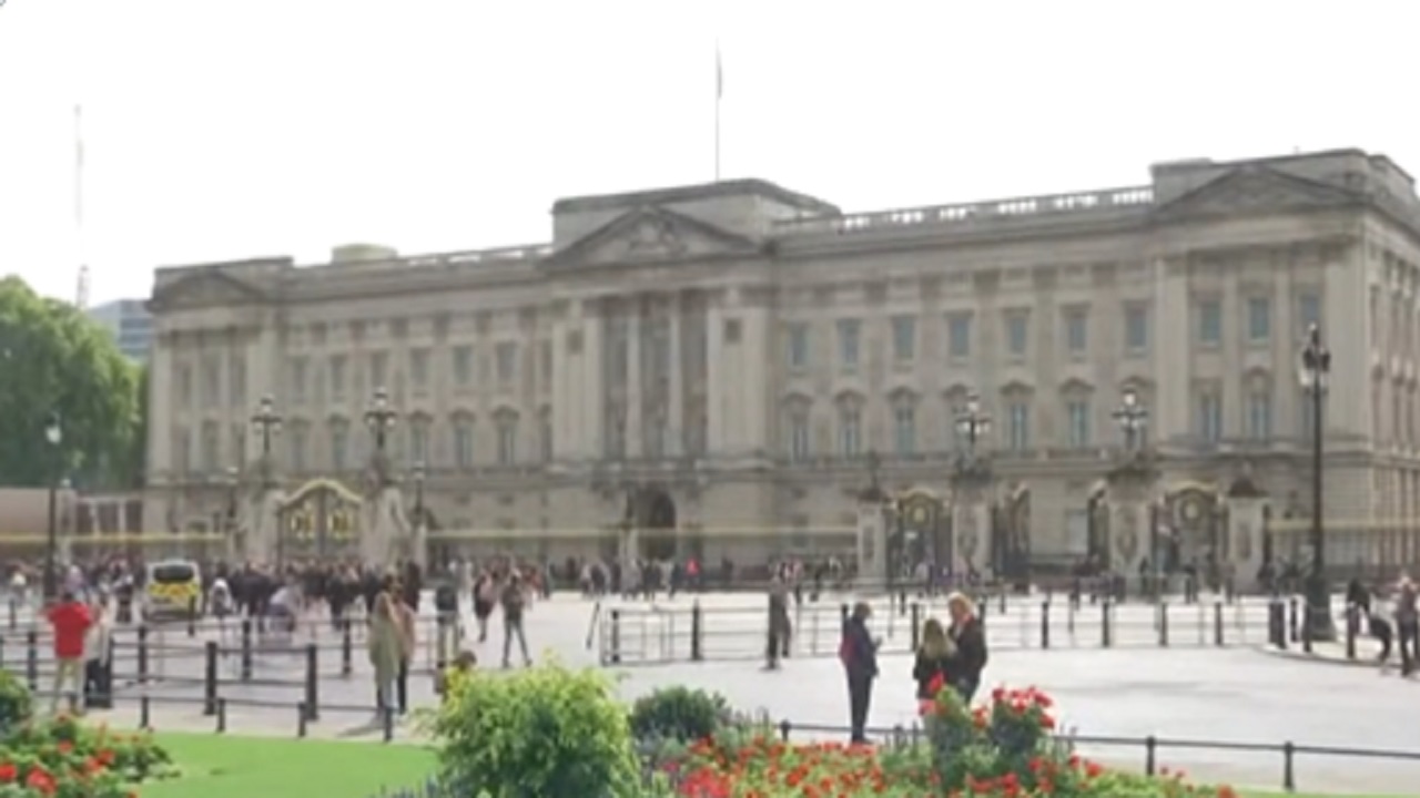 بالفيديو.. تجمعات حول قصر باكنغهام مع تزايد القلق حول صحة الملكة &#8220;إليزابيث&#8221;
