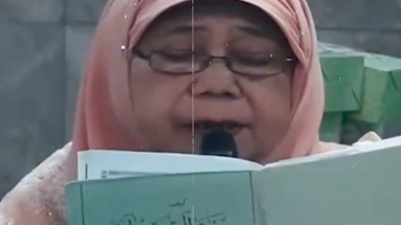 بالفيديو.. وفاة سيدة أثناء ختمها القرآن الكريم