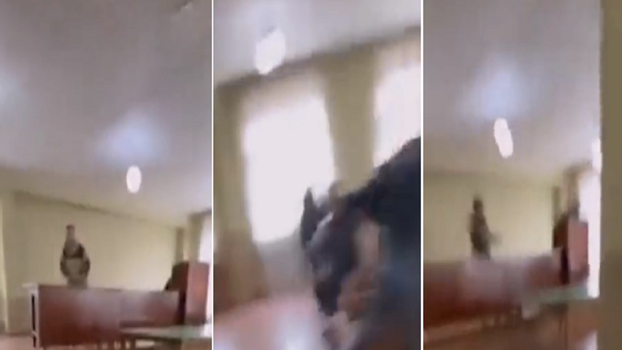 بالفيديو.. رجل ⁧‬⁩يقتحم مركز تجنيد بروسيا ويقتل القائد العسكري